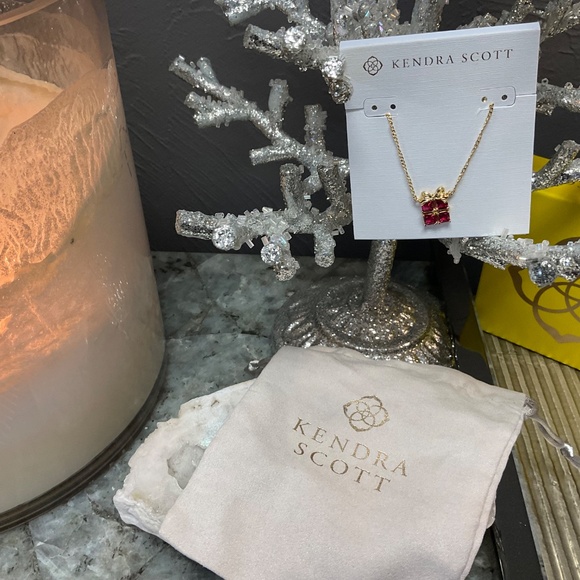 Kendra Scott Present Gold Short Pendant Necklace in Red Crystal - Picture 2 of 4